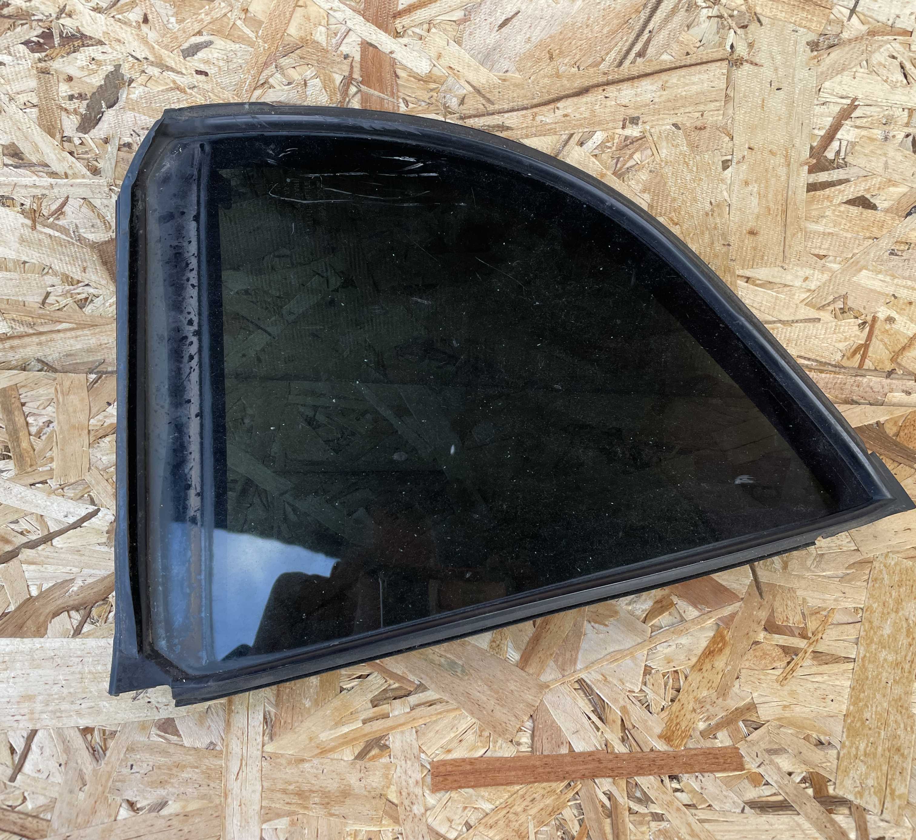 Форточка задняя правая Honda Civic 7